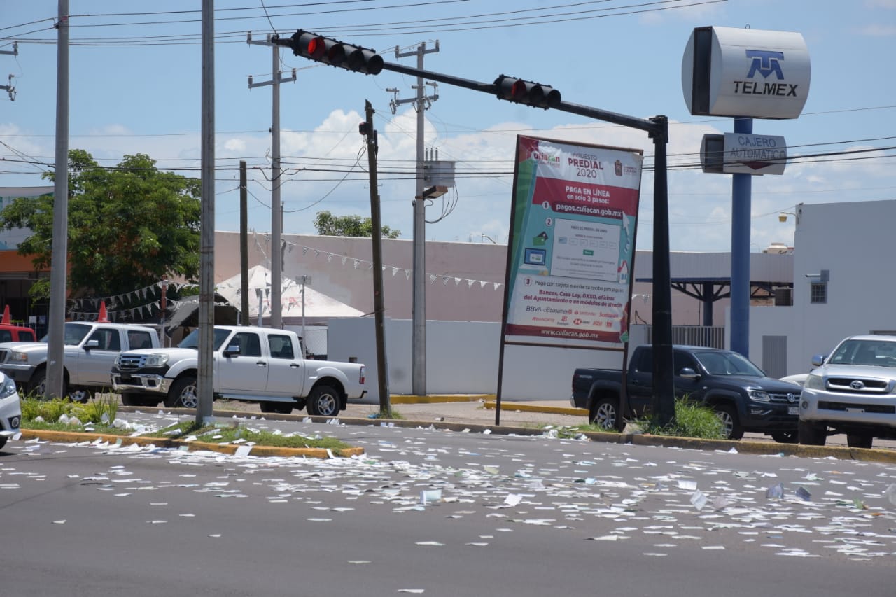 21.07.20 Personal de Obras y Servicios Públicos atiende reporte de papeles arrojados en bulevar Lola Beltrán (2)