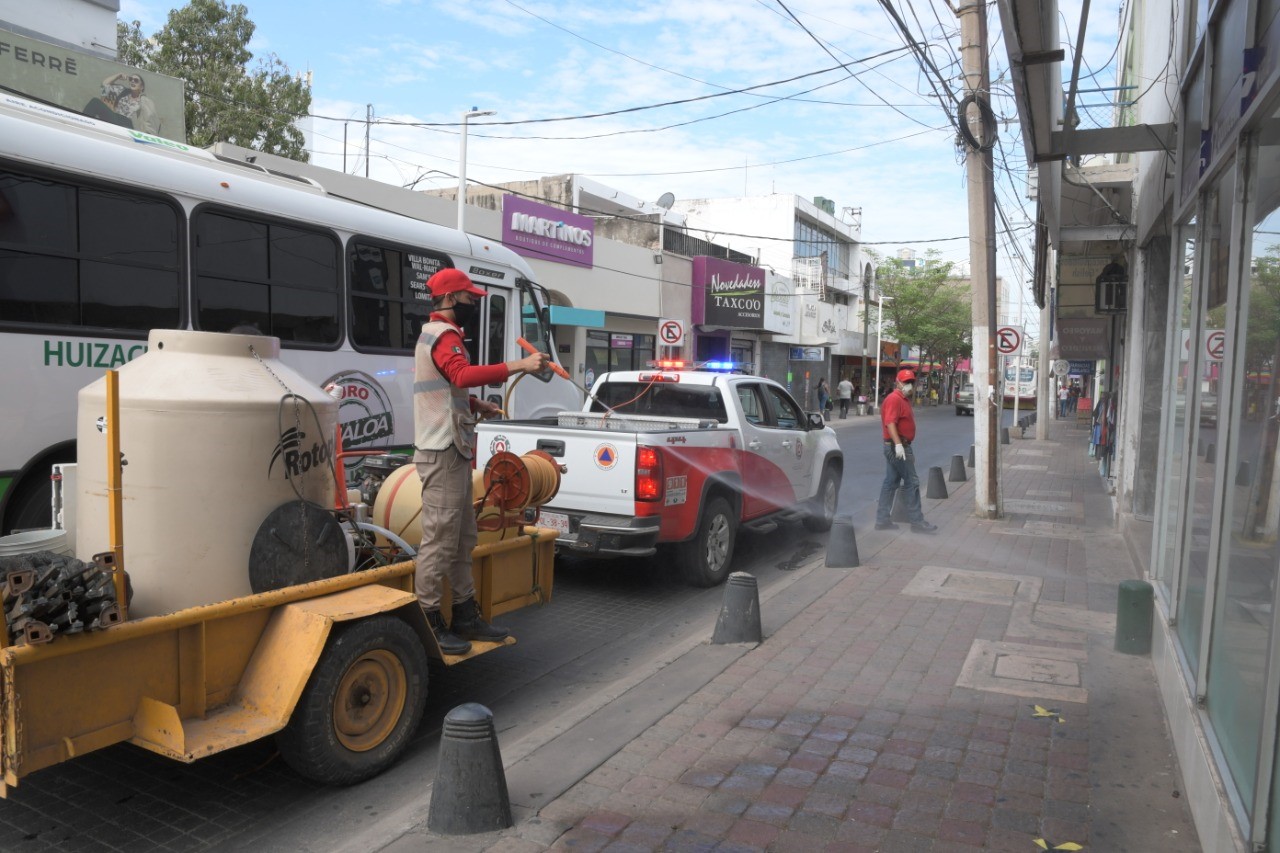 thumbnail_03.07.20 Unidad Municipal de Protección Civil sanitiza calles peatonales en el centro de la ciudad (4)